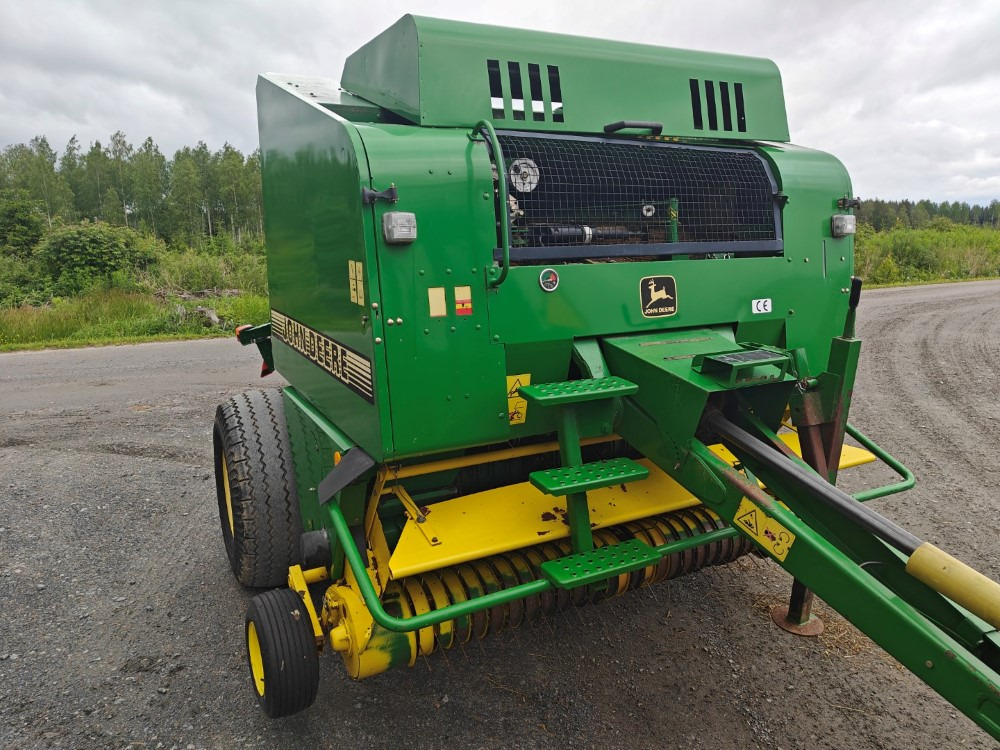 JOHN DEERE Pyöröpaalain 575 - Enfardadeira de fardos redondos: foto 5 JOHN DEERE Pyöröpaalain 575 - Enfardadeira de fardos redondos: foto 5