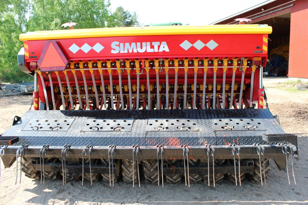 Junkkari Simulta 3000T - Siisti! Heinänsiemenlaite ja kiekkovantaat takana - Semeadora combinada: foto 1 Junkkari Simulta 3000T - Siisti! Heinänsiemenlaite ja kiekkovantaat takana - Semeadora combinada: foto 1