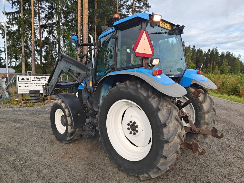 New Holland TS100, ES vaihteisto, ilmastointi, etukuormaaja Ålö Q55, katso video! - Trator: foto 3 New Holland TS100, ES vaihteisto, ilmastointi, etukuormaaja Ålö Q55, katso video! - Trator: foto 3
