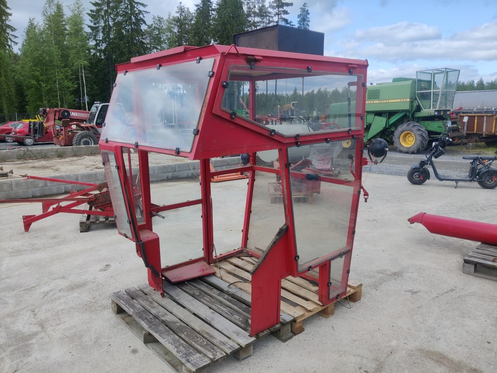 Sampo 410 leikkuupuimurin hytti, tummennetut lasit - Cabine por Ceifeira debulhadora: foto 4 Sampo 410 leikkuupuimurin hytti, tummennetut lasit - Cabine por Ceifeira debulhadora: foto 4