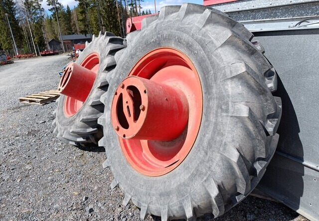 Taurus Paripyörät 18.4R38 todella hyväkuntoiset Fendt Farmer 312LSA sopivat - Roda completa por Máquina agrícola: foto 1 Taurus Paripyörät 18.4R38 todella hyväkuntoiset Fendt Farmer 312LSA sopivat - Roda completa por Máquina agrícola: foto 1
