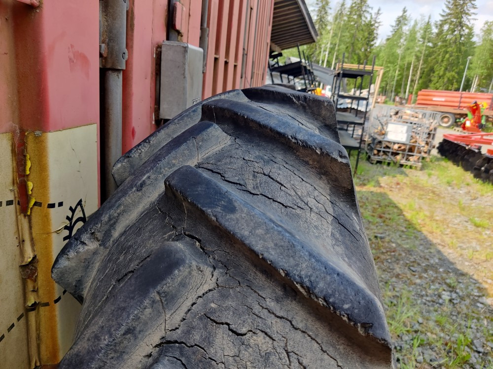Traktorin renkaat 13.6x36 vannekehillä - Pneu por Trator: foto 3 Traktorin renkaat 13.6x36 vannekehillä - Pneu por Trator: foto 3