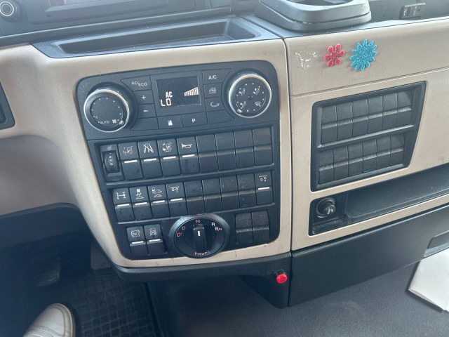 MAN TGX 26.470 6X2-4 BL tandem - Camião de lona: foto 2 MAN TGX 26.470 6X2-4 BL tandem - Camião de lona: foto 2