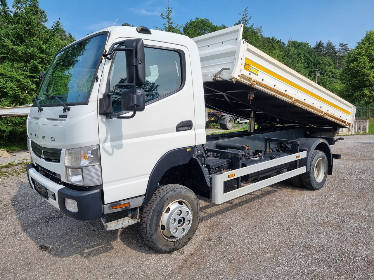 FUSO Canter 6C18 4x4 3 way tipper (only 35tkm) - Camião basculante: foto 1 FUSO Canter 6C18 4x4 3 way tipper (only 35tkm) - Camião basculante: foto 1