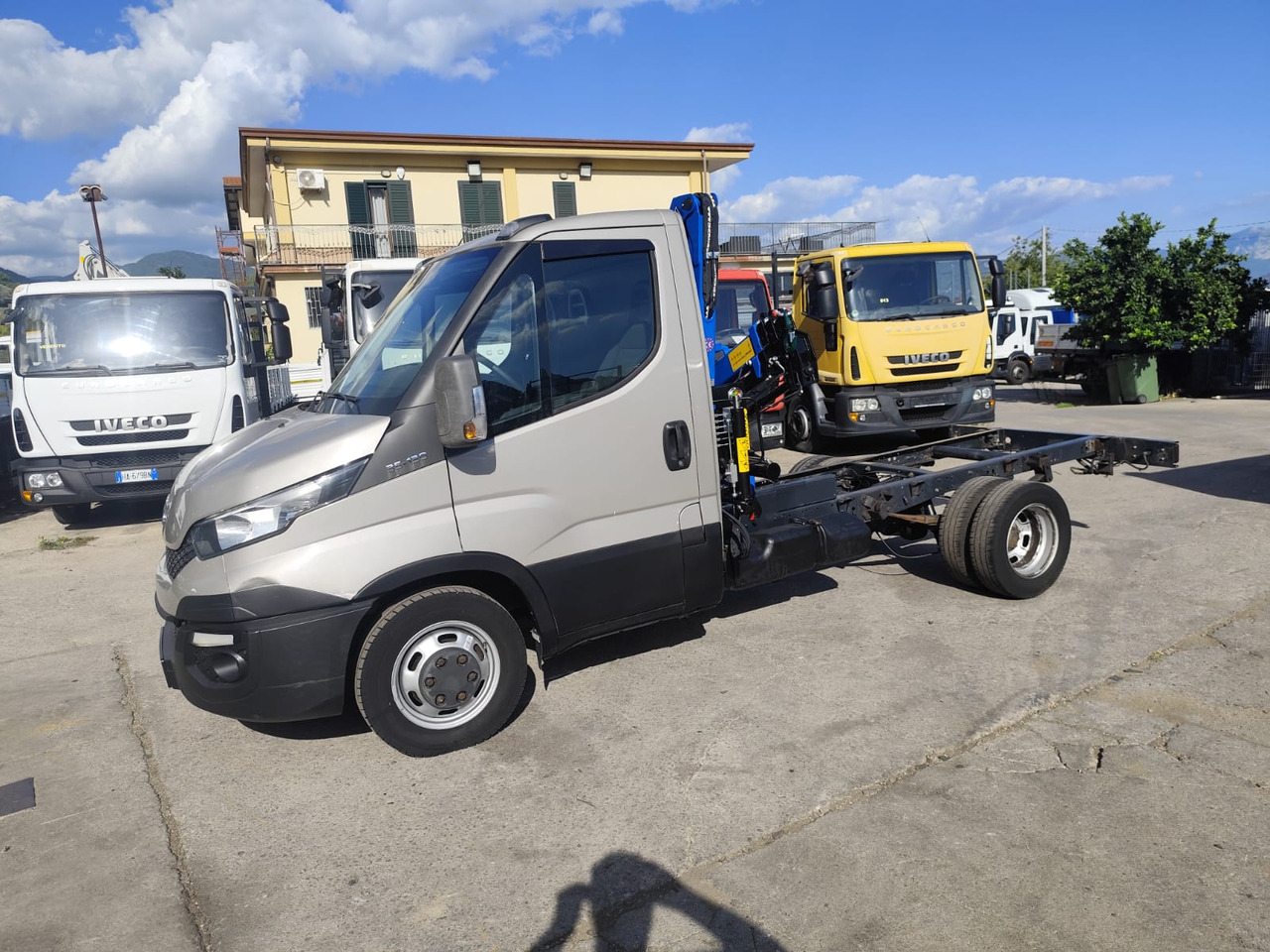 IVECO DAILY 35-130 - Camião grua, Carrinha basculante: foto 2 IVECO DAILY 35-130 - Camião grua, Carrinha basculante: foto 2