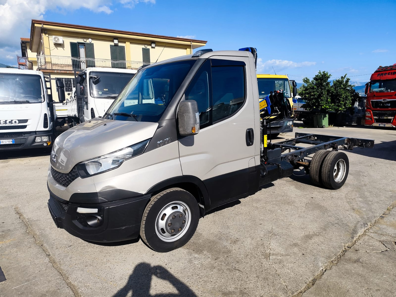 IVECO DAILY 35-130 - Camião grua, Carrinha basculante: foto 1 IVECO DAILY 35-130 - Camião grua, Carrinha basculante: foto 1