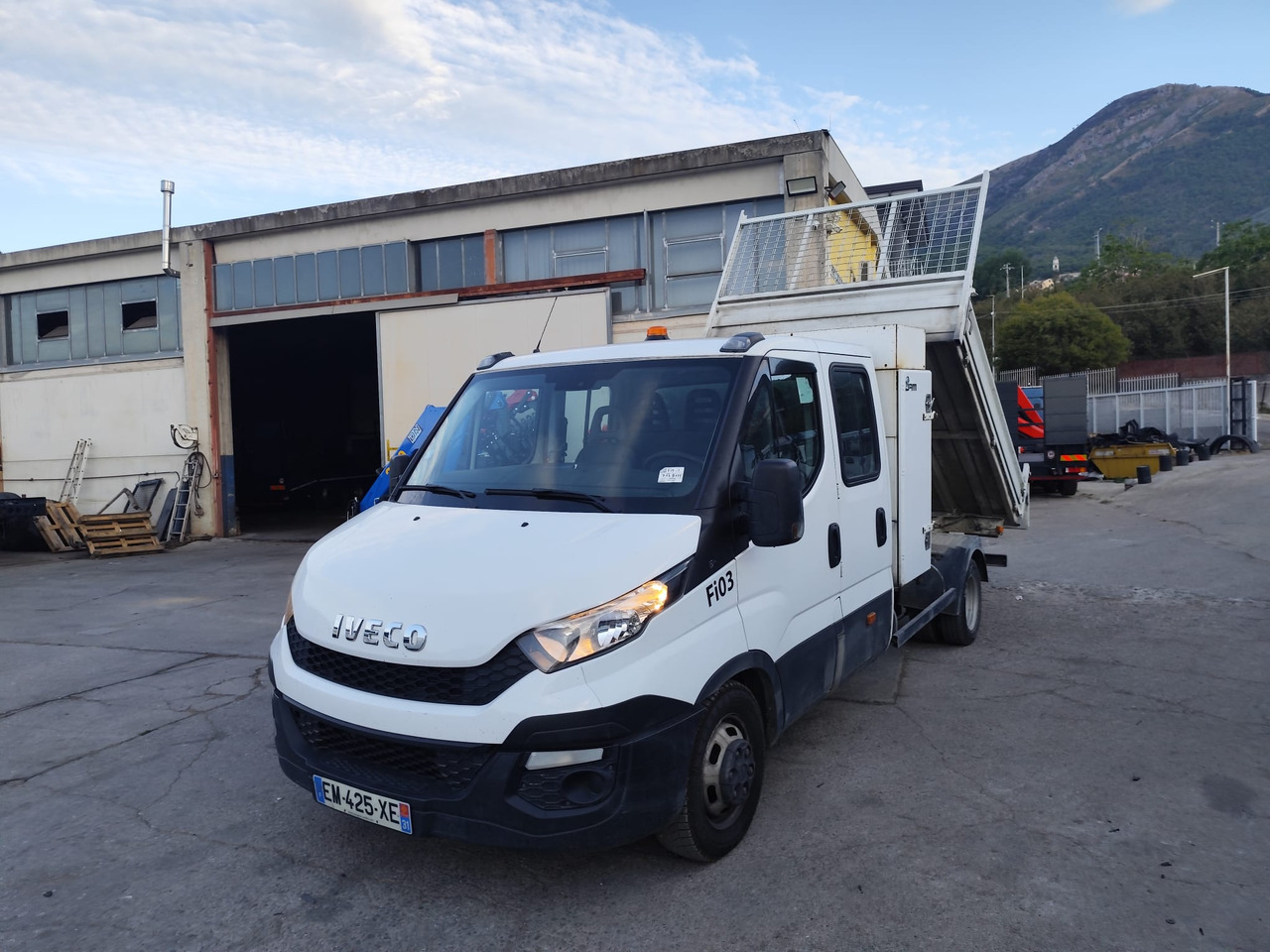 IVECO DAILY 35-140 - Carrinha basculante, Carrinha cabine dupla: foto 1 IVECO DAILY 35-140 - Carrinha basculante, Carrinha cabine dupla: foto 1