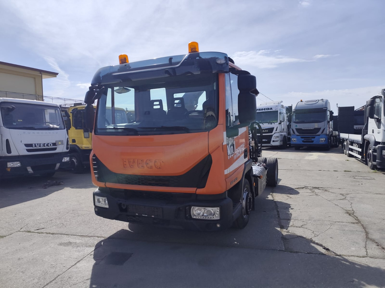 IVECO EUROCARGO 120-90L - Camião grua: foto 1 IVECO EUROCARGO 120-90L - Camião grua: foto 1