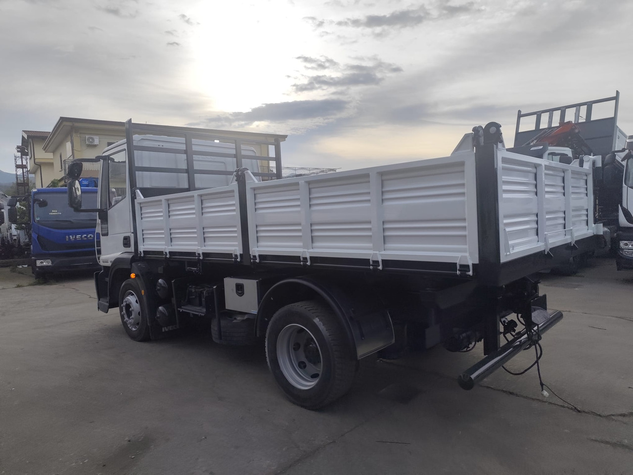 IVECO EUROCARGO 120E25 - Camião basculante: foto 3 IVECO EUROCARGO 120E25 - Camião basculante: foto 3
