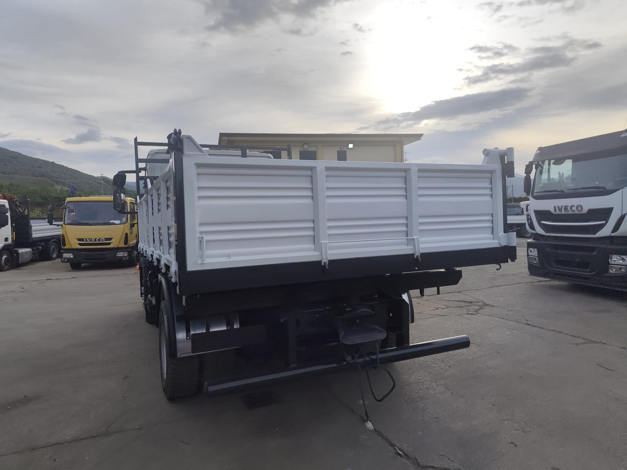IVECO EUROCARGO 120E25 - Camião basculante: foto 4 IVECO EUROCARGO 120E25 - Camião basculante: foto 4