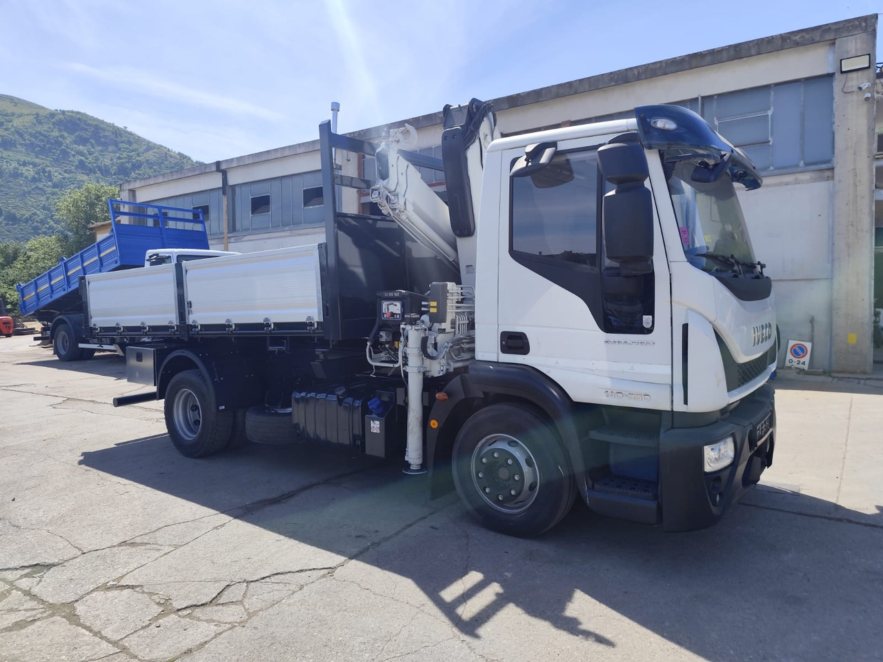 Camião basculante, Camião grua IVECO EUROCARGO 140-250: foto 17