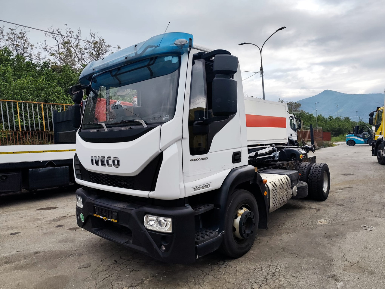 IVECO EUROCARGO 140-250 - Camião polibenne: foto 1 IVECO EUROCARGO 140-250 - Camião polibenne: foto 1