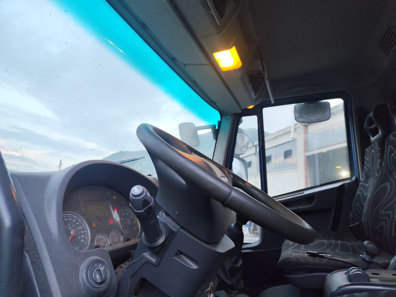 IVECO EUROCARGO 140E25 - Camião basculante: foto 3 IVECO EUROCARGO 140E25 - Camião basculante: foto 3
