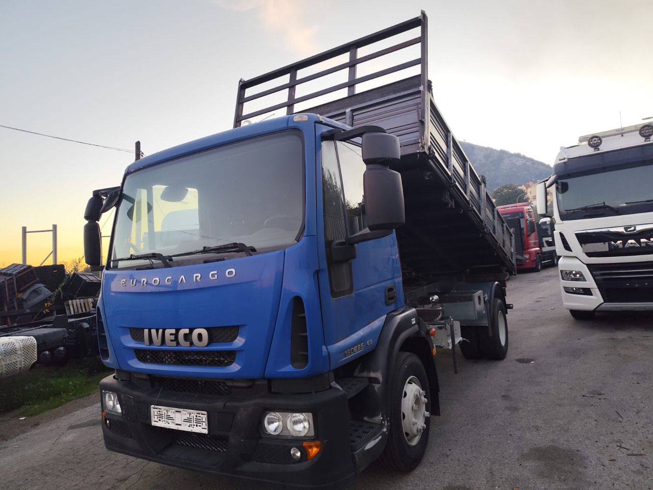 IVECO EUROCARGO 150E25 - Camião basculante: foto 1 IVECO EUROCARGO 150E25 - Camião basculante: foto 1