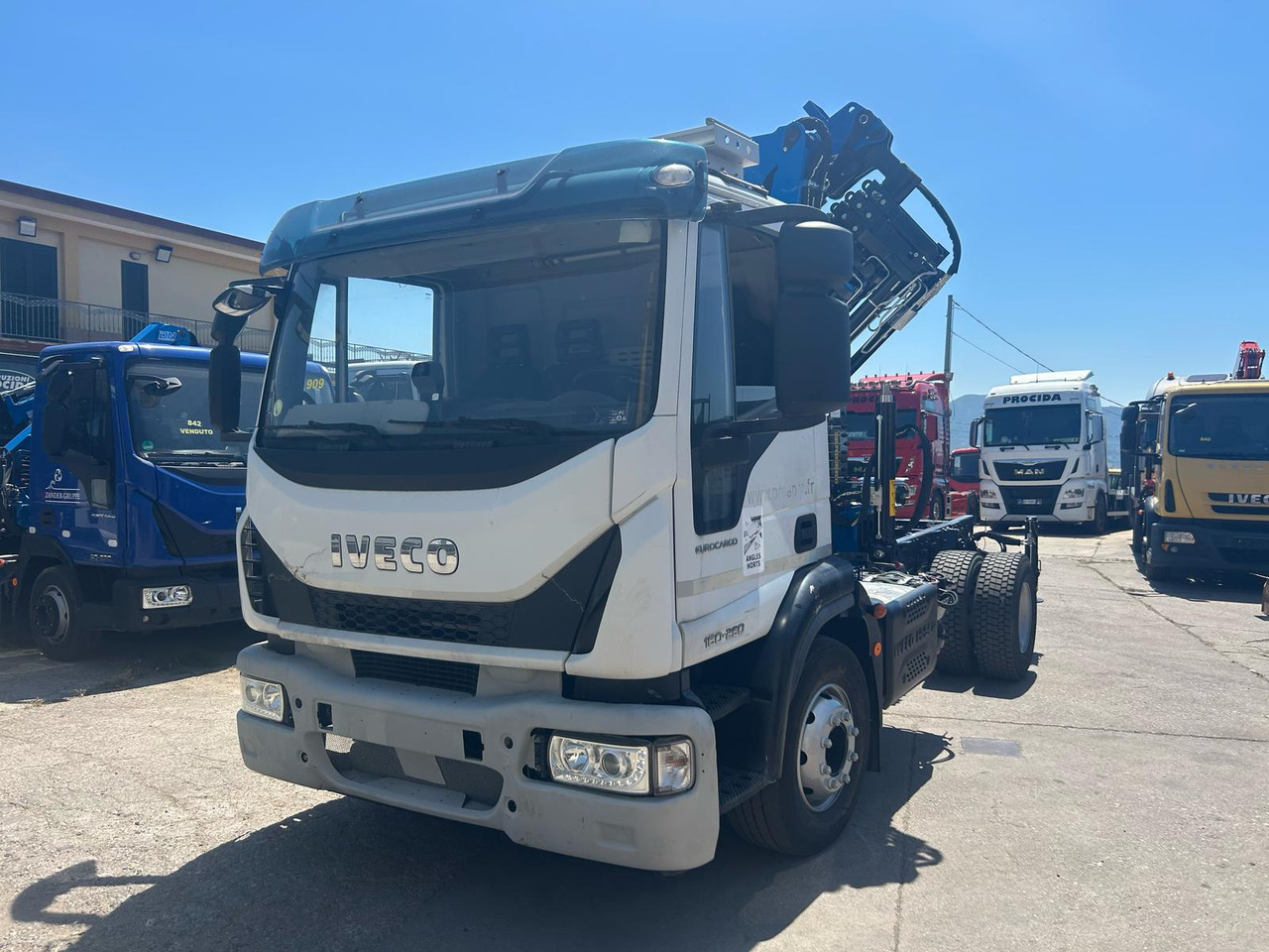 IVECO EUROCARGO 160-250 - Camião grua: foto 1 IVECO EUROCARGO 160-250 - Camião grua: foto 1