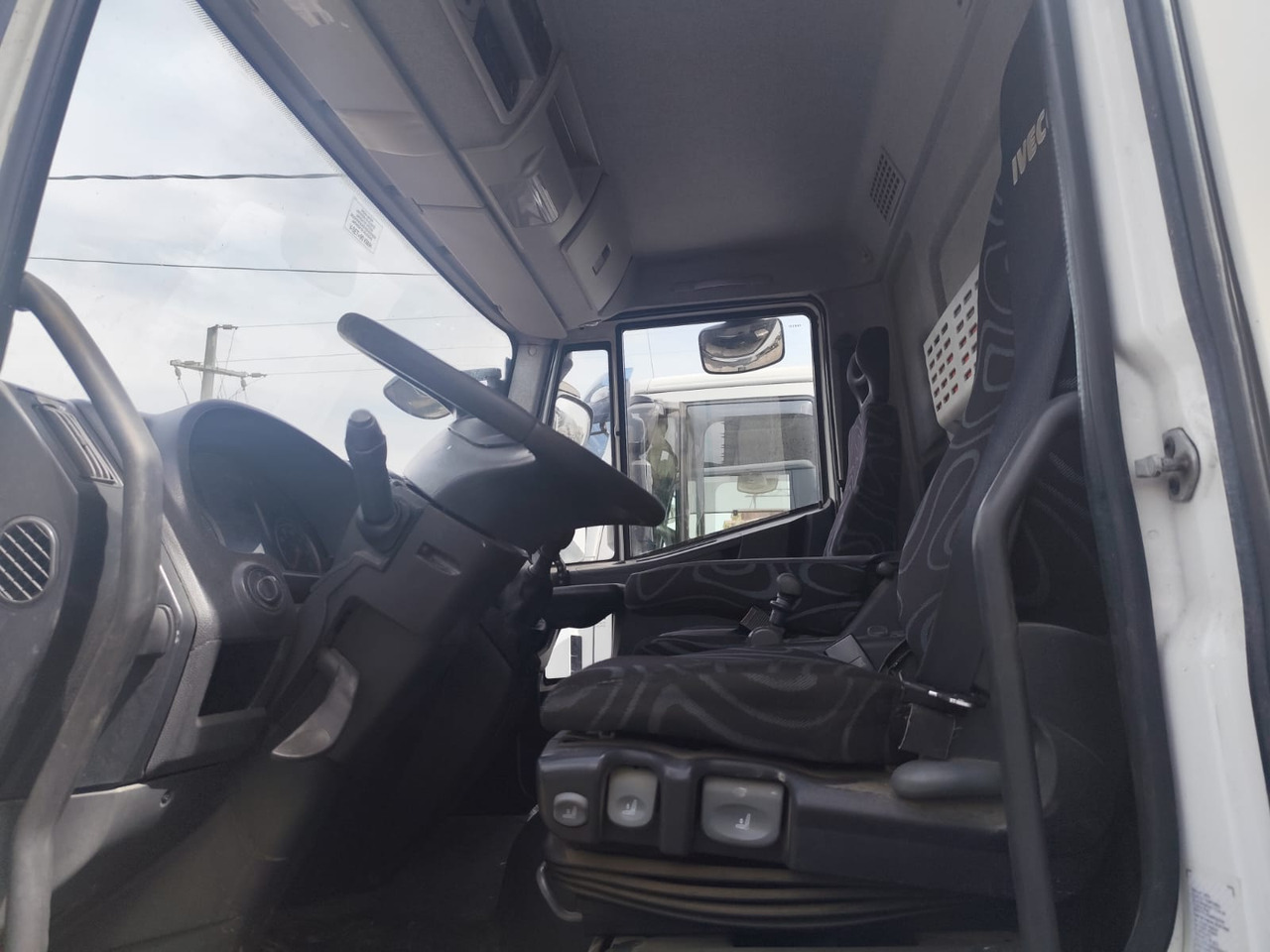 IVECO EUROCARGO 160E25K - Camião grua: foto 4 IVECO EUROCARGO 160E25K - Camião grua: foto 4