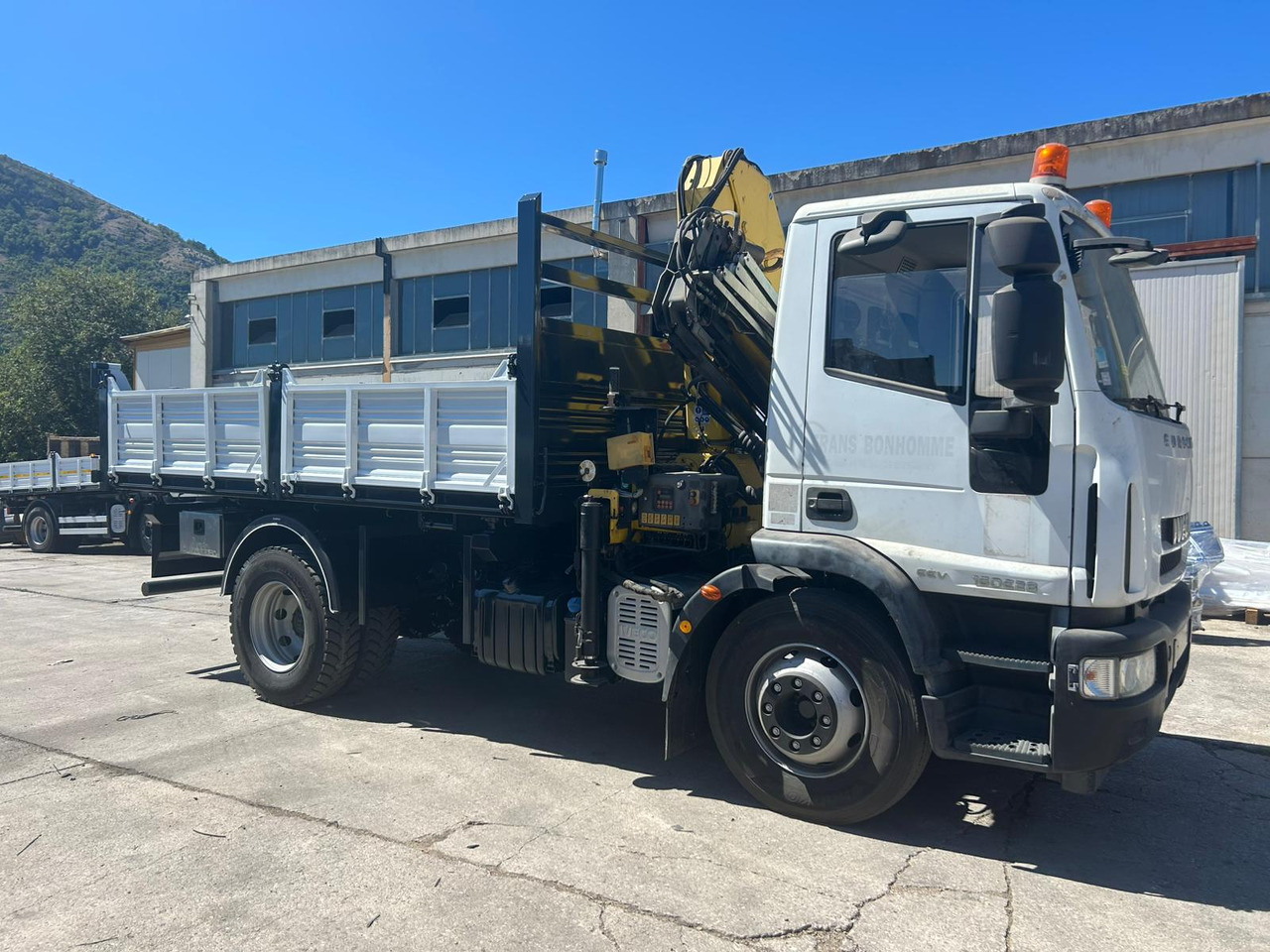 IVECO EUROCARGO 160E28 - Camião grua: foto 2 IVECO EUROCARGO 160E28 - Camião grua: foto 2
