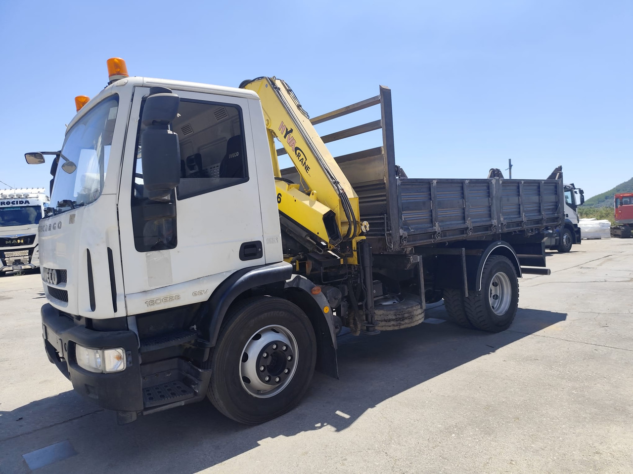 IVECO EUROCARGO 160E28 - Camião grua: foto 1 IVECO EUROCARGO 160E28 - Camião grua: foto 1
