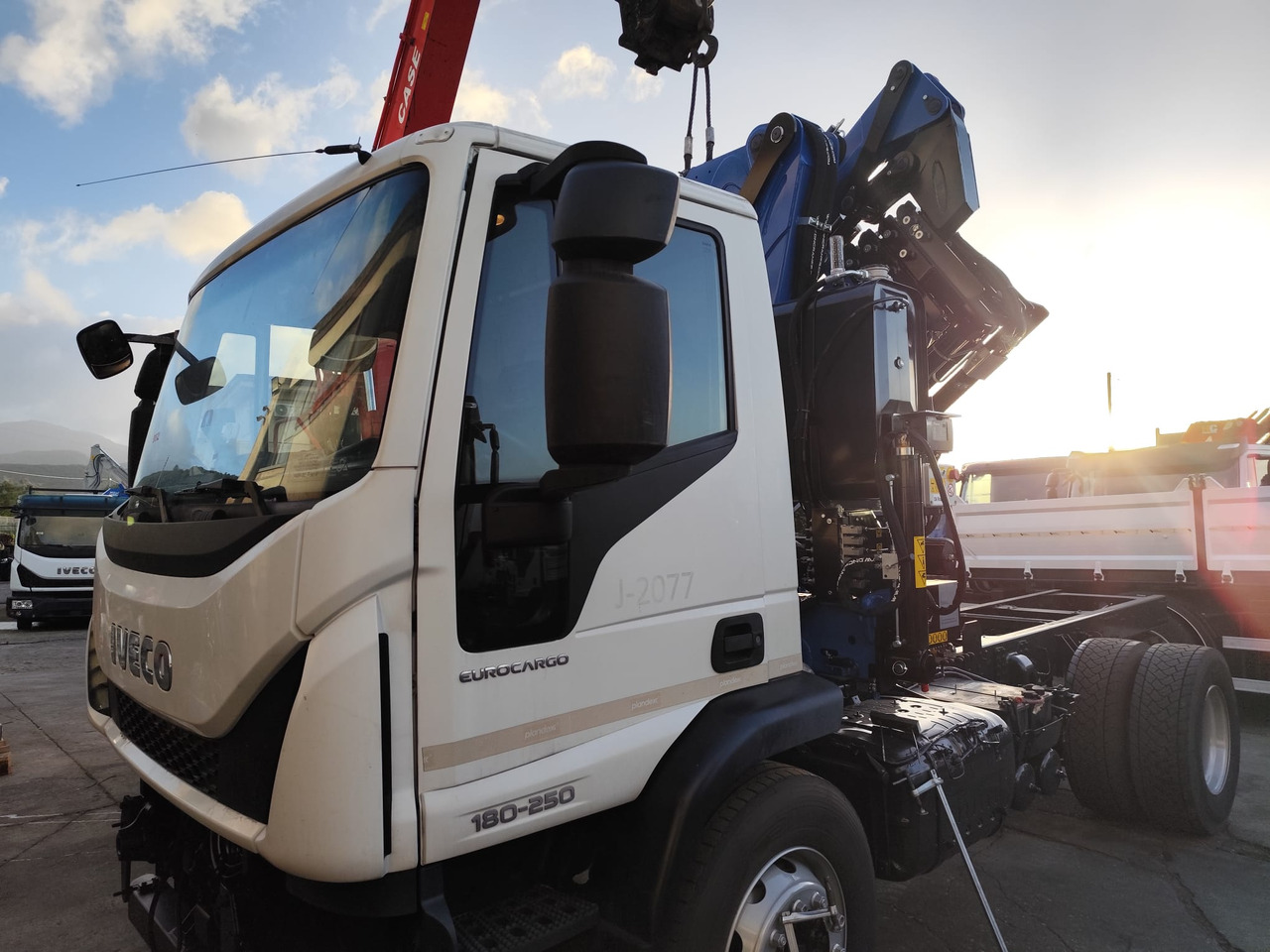 IVECO EUROCARGO 180-250 - Camião basculante, Camião grua: foto 1 IVECO EUROCARGO 180-250 - Camião basculante, Camião grua: foto 1