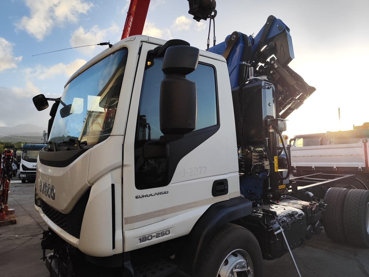 IVECO EUROCARGO 180-250 - Camião basculante, Camião grua: foto 4 IVECO EUROCARGO 180-250 - Camião basculante, Camião grua: foto 4