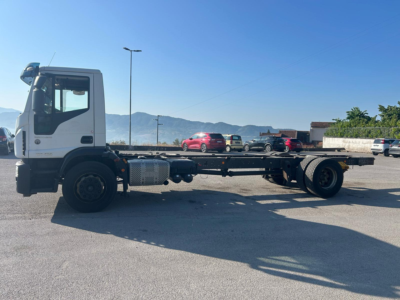 IVECO EUROCARGO 180-320 - Camião chassi: foto 2 IVECO EUROCARGO 180-320 - Camião chassi: foto 2