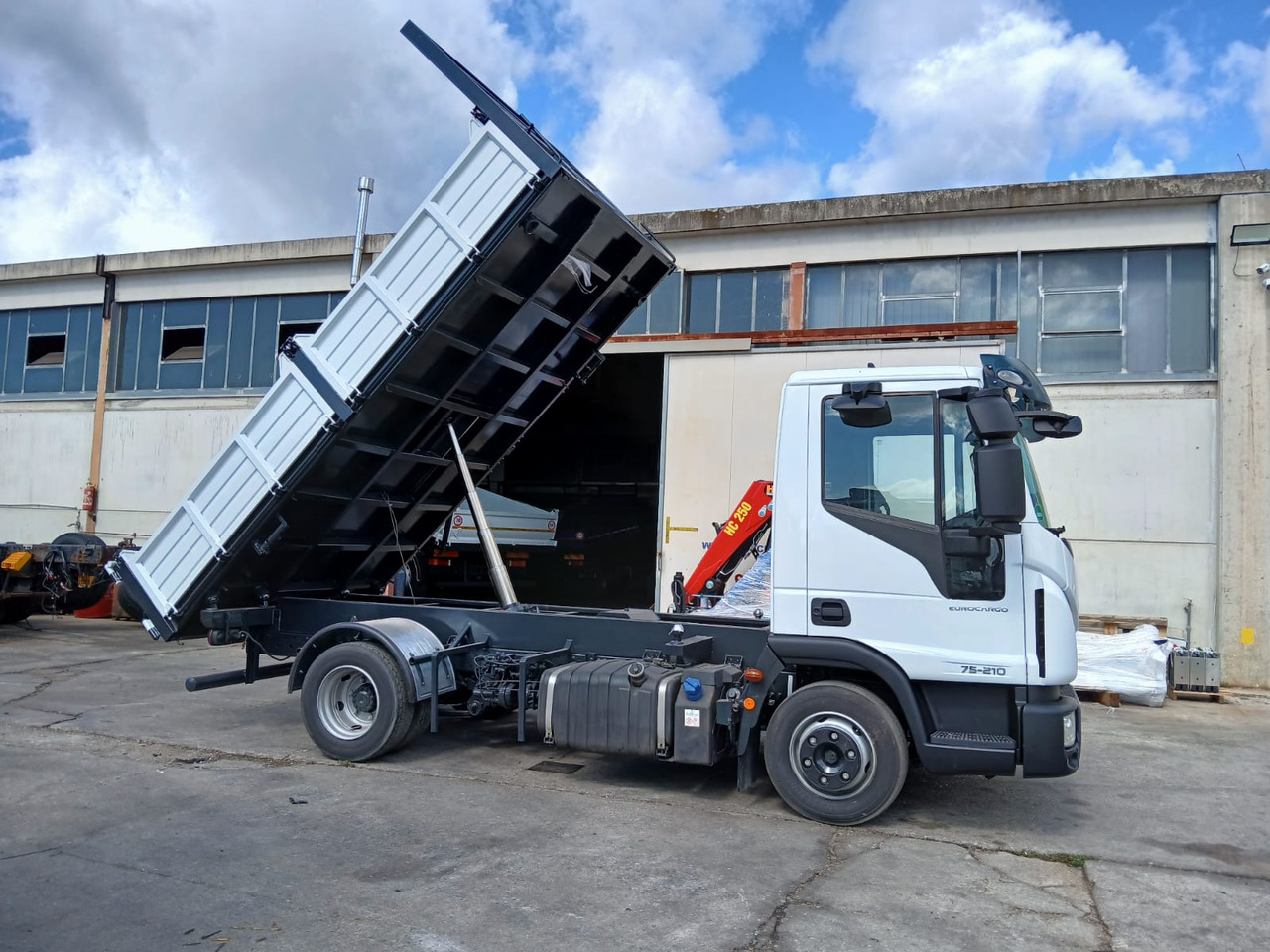 Camião basculante IVECO EUROCARGO 75-210: foto 45
