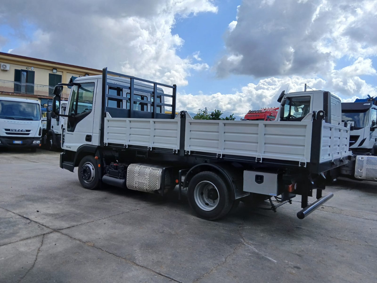 Camião basculante IVECO EUROCARGO 75-210: foto 11
