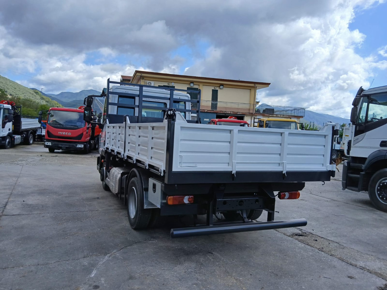 Camião basculante IVECO EUROCARGO 75-210: foto 18