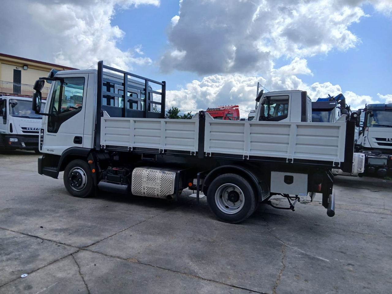 Camião basculante IVECO EUROCARGO 75-210: foto 10