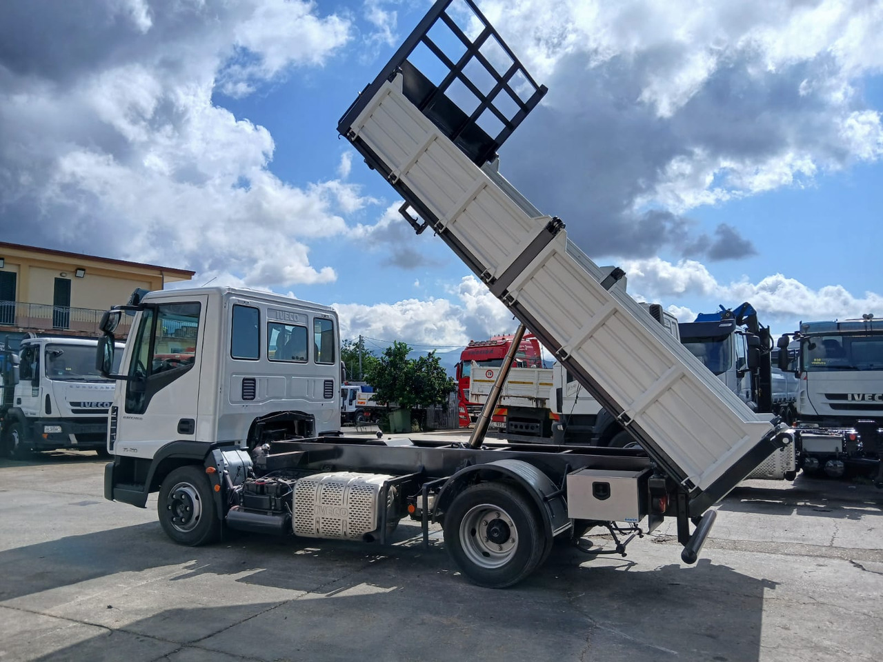 Camião basculante IVECO EUROCARGO 75-210: foto 32