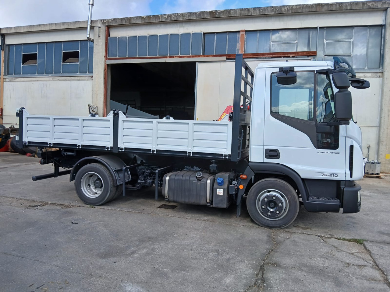 Camião basculante IVECO EUROCARGO 75-210: foto 20