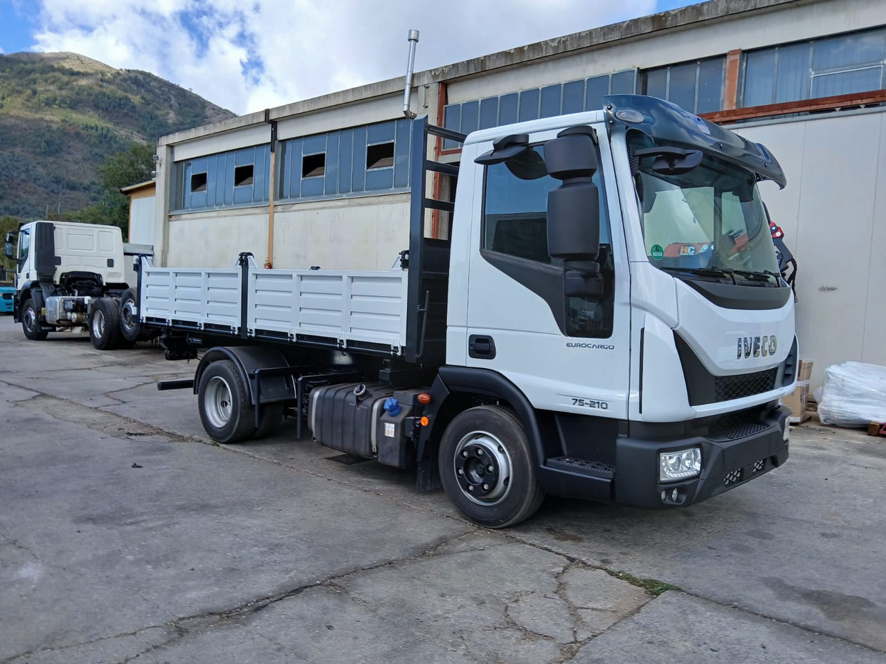 IVECO EUROCARGO 75-210 - Camião basculante: foto 1 IVECO EUROCARGO 75-210 - Camião basculante: foto 1