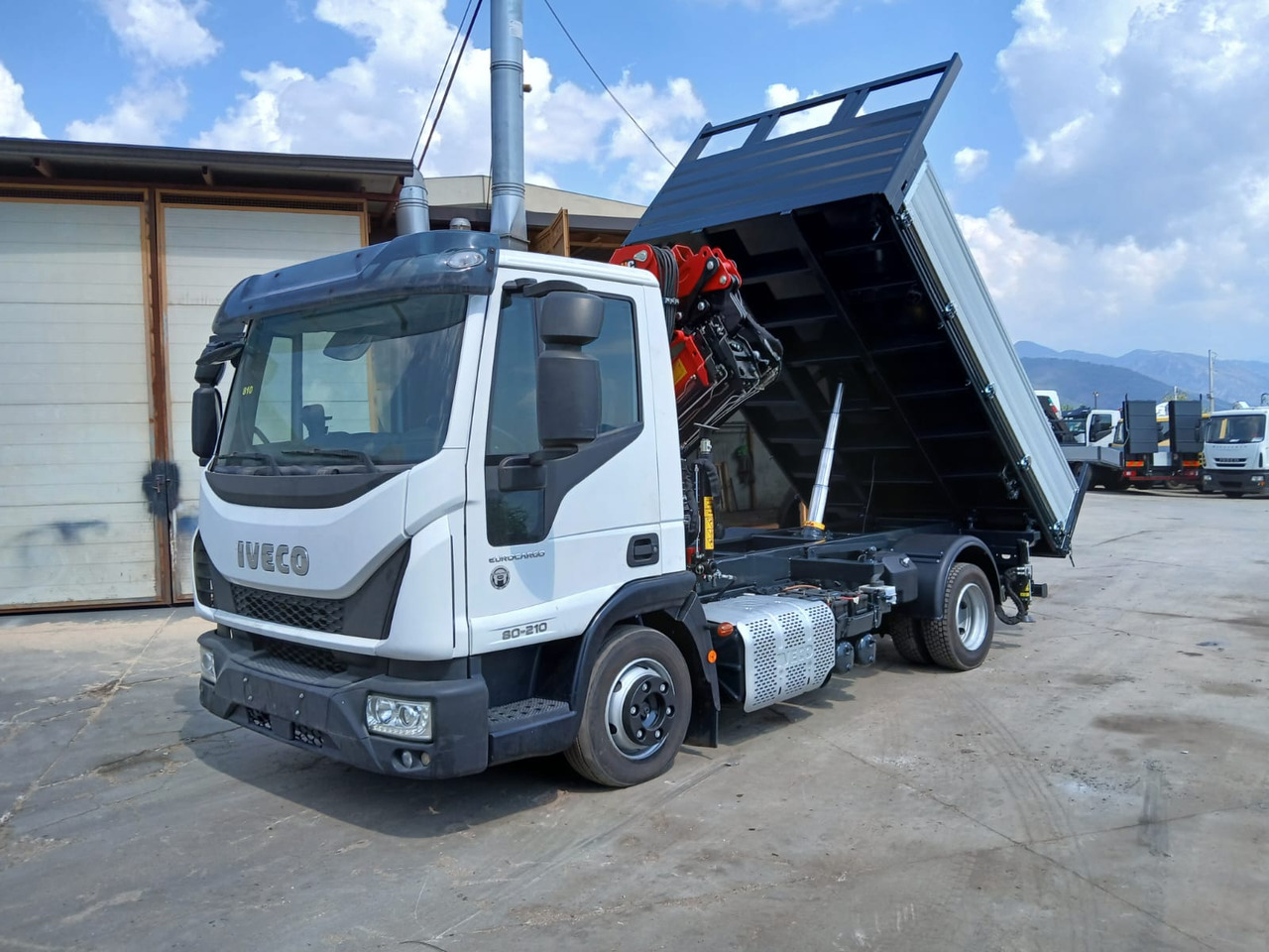 IVECO EUROCARGO 80-210 - Camião grua: foto 1 IVECO EUROCARGO 80-210 - Camião grua: foto 1