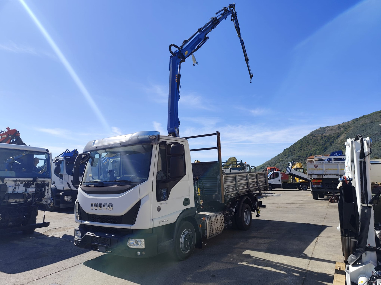 IVECO EUROCARGO 80-210 - Camião grua: foto 1 IVECO EUROCARGO 80-210 - Camião grua: foto 1