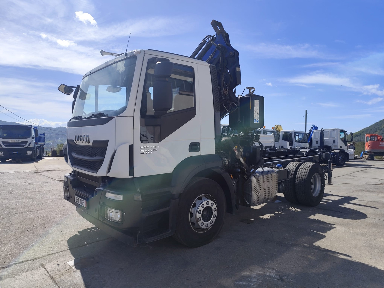 IVECO STRALIS 190S31 - Camião grua: foto 1 IVECO STRALIS 190S31 - Camião grua: foto 1