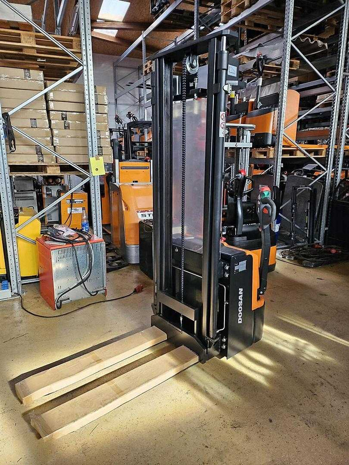 Doosan BSL 12N - Stacker: foto 2 Doosan BSL 12N - Stacker: foto 2