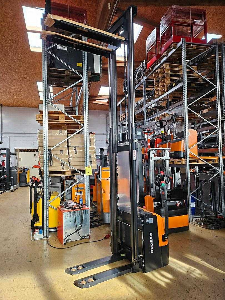 Doosan BSL12N - Stacker: foto 1 Doosan BSL12N - Stacker: foto 1