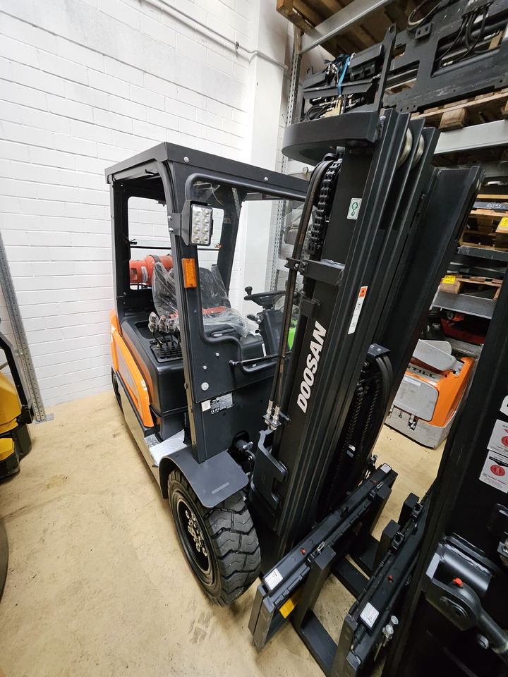 Doosan G25NXP - Empilhadeira a gás: foto 2 Doosan G25NXP - Empilhadeira a gás: foto 2