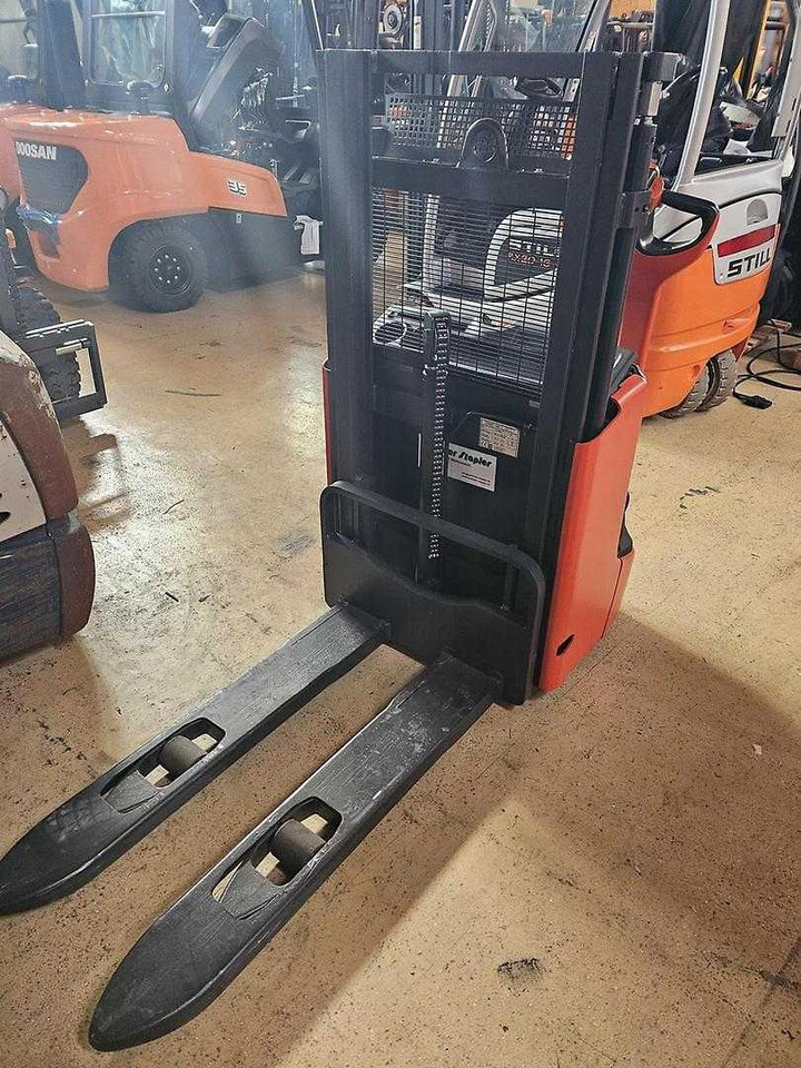 Linde L12 - Stacker: foto 1 Linde L12 - Stacker: foto 1