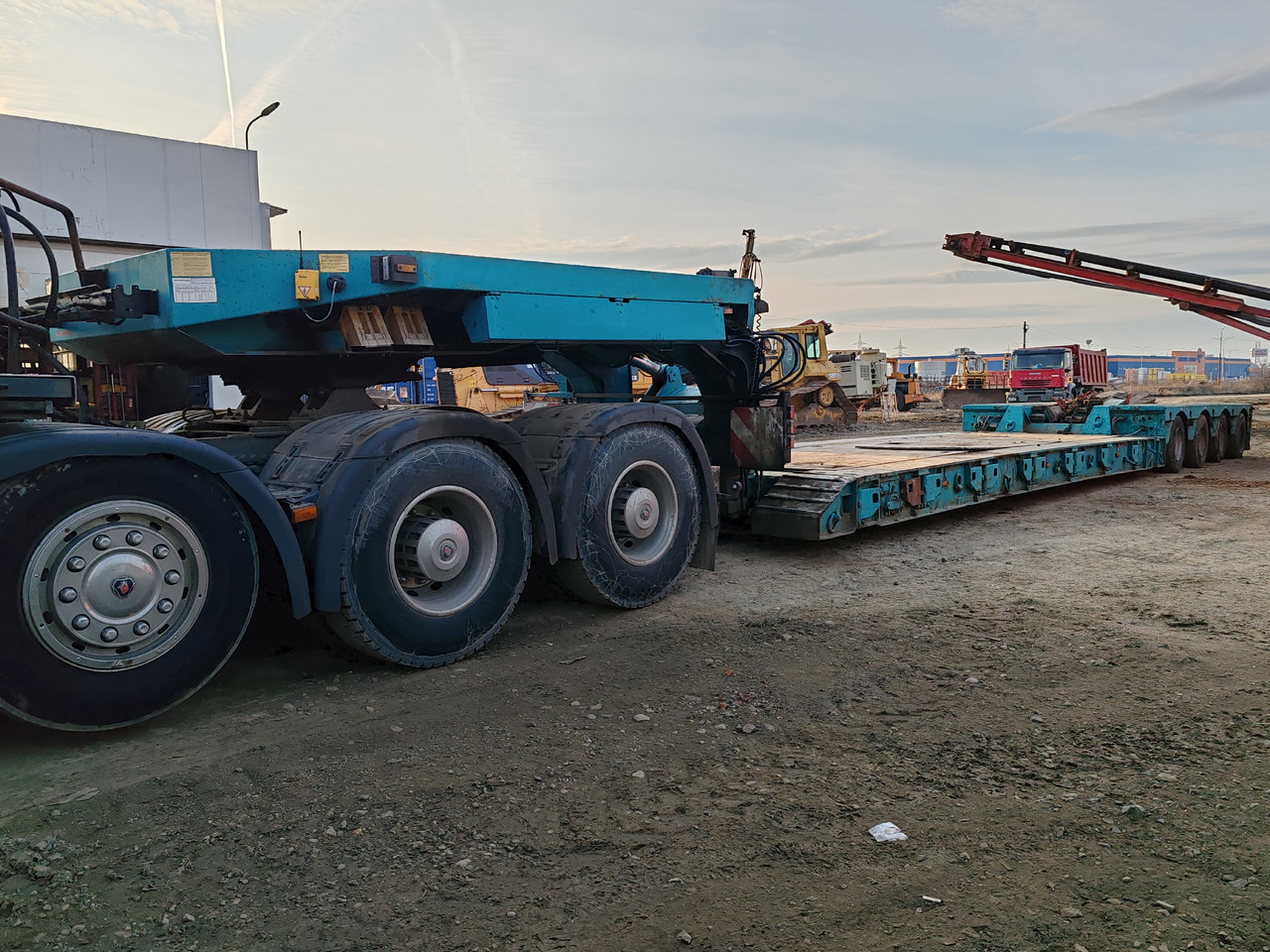 Semi-reboque baixa para transporte de máquinas pesadas STBZ 4VA: foto 7