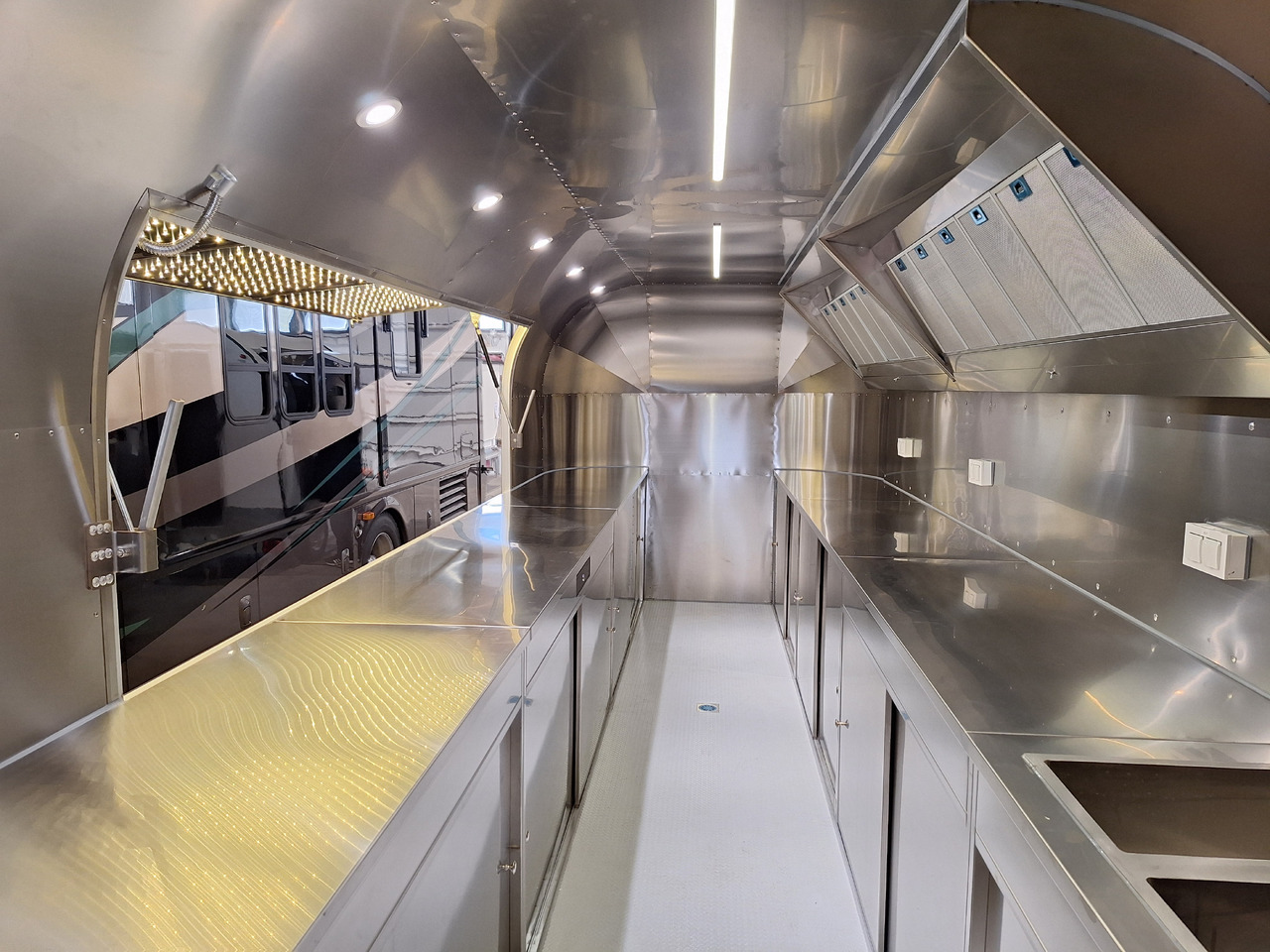 Deli Star Trailer American 6000 - EU Standards - Roulote bar: foto 3 Deli Star Trailer American 6000 - EU Standards - Roulote bar: foto 3