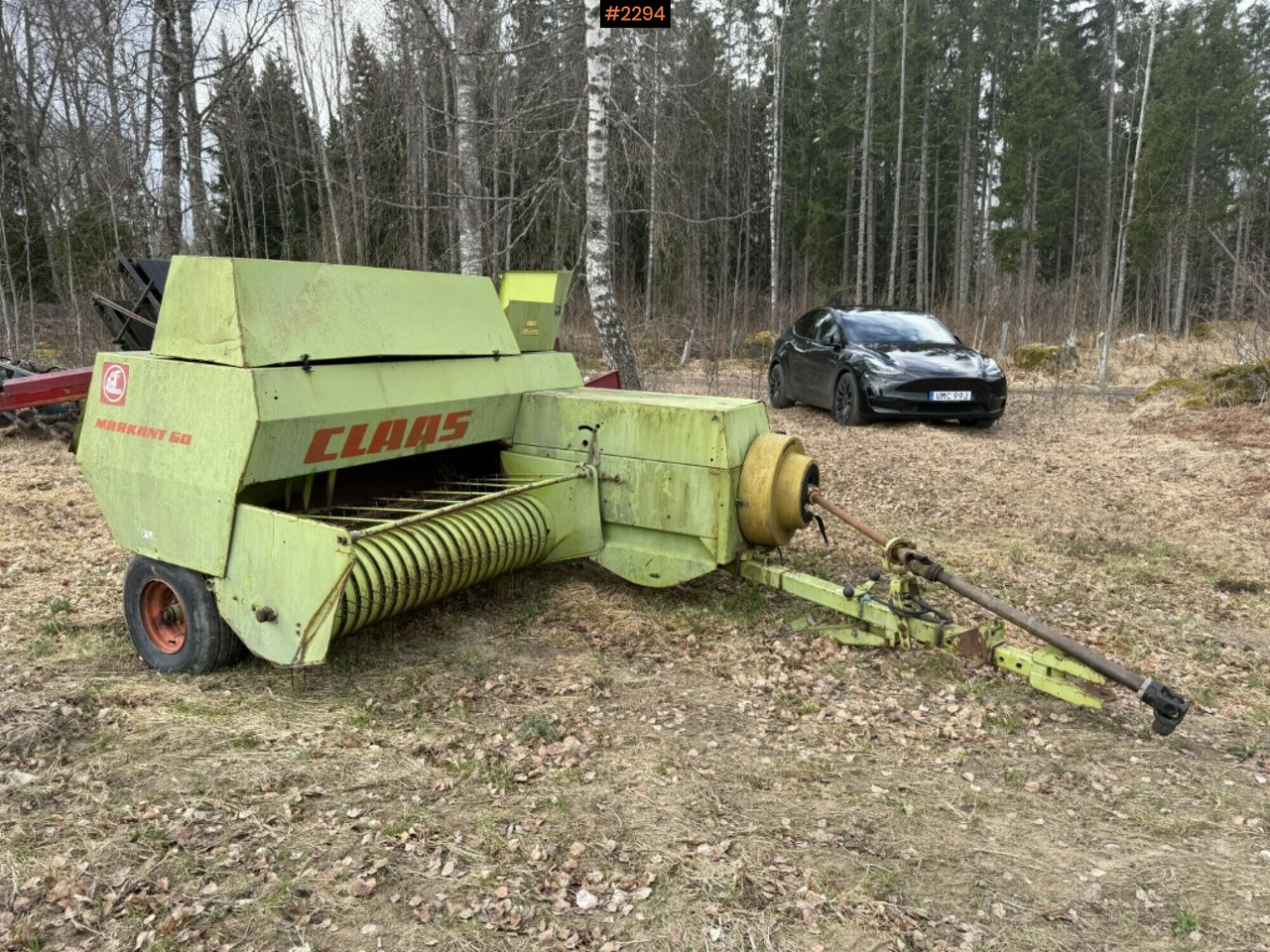 Claas Markant 60 square baler with thrower - Máquina para produção de feno: foto 1 Claas Markant 60 square baler with thrower - Máquina para produção de feno: foto 1
