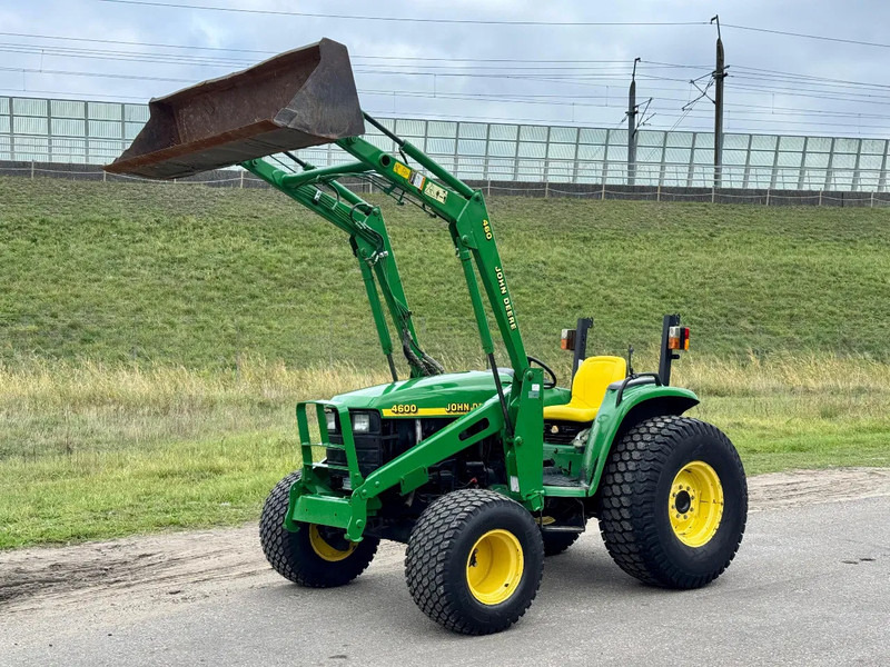 John Deere 4600 compact met voorlader 4X4 hydrostaat GEEN BTW 4600 - Trator: foto 1 John Deere 4600 compact met voorlader 4X4 hydrostaat GEEN BTW 4600 - Trator: foto 1