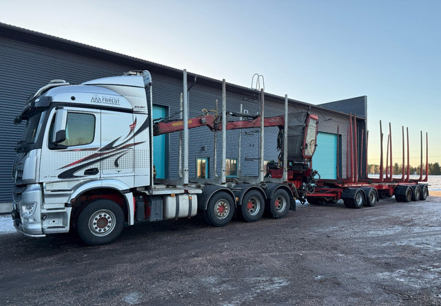 Mercedes-BenzArocs 8x4 - Camião de transporte de madeira, Camião grua: foto 2 Mercedes-BenzArocs 8x4 - Camião de transporte de madeira, Camião grua: foto 2