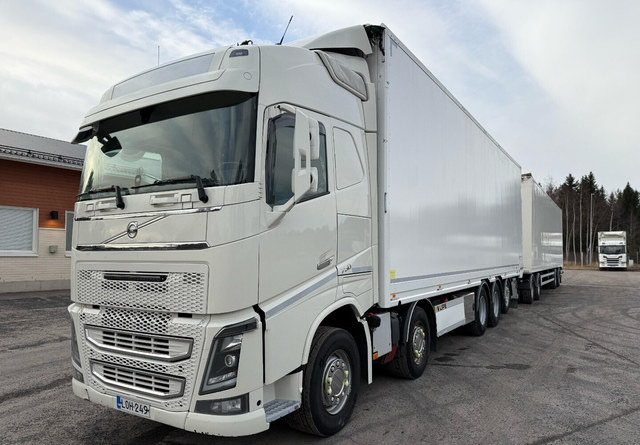 Volvo FH16 750 10x4 - Camião furgão: foto 1 Volvo FH16 750 10x4 - Camião furgão: foto 1