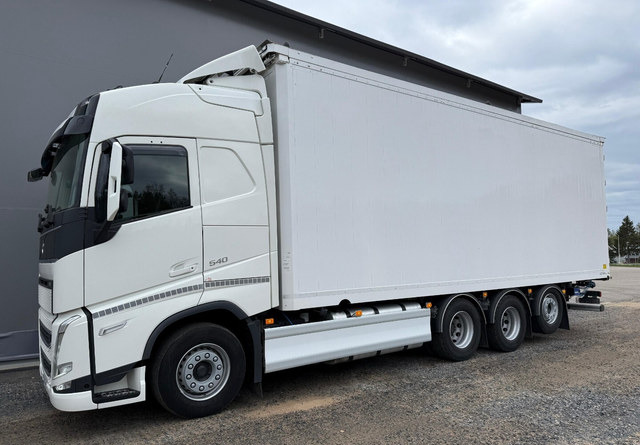 VolvoFH 540 8x4 66m3 - Camião furgão: foto 2 VolvoFH 540 8x4 66m3 - Camião furgão: foto 2