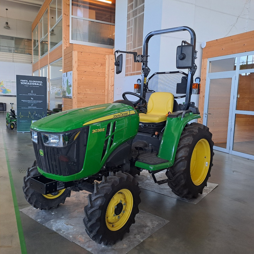 JOHN DEERE 3038E COMPATTO - Trator: foto 1 JOHN DEERE 3038E COMPATTO - Trator: foto 1