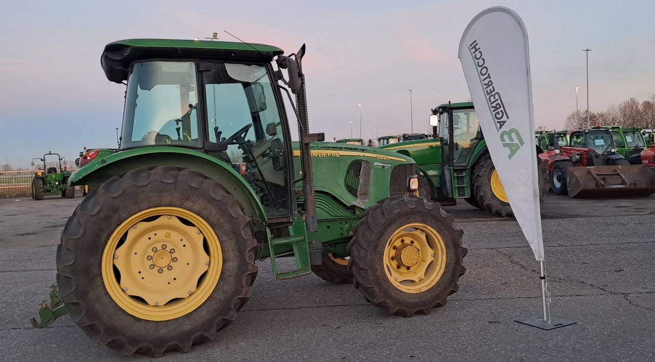 JOHN DEERE 5820 - Trator: foto 2 JOHN DEERE 5820 - Trator: foto 2