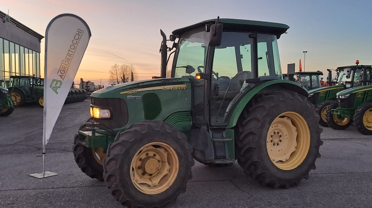 JOHN DEERE 5820 - Trator: foto 1 JOHN DEERE 5820 - Trator: foto 1