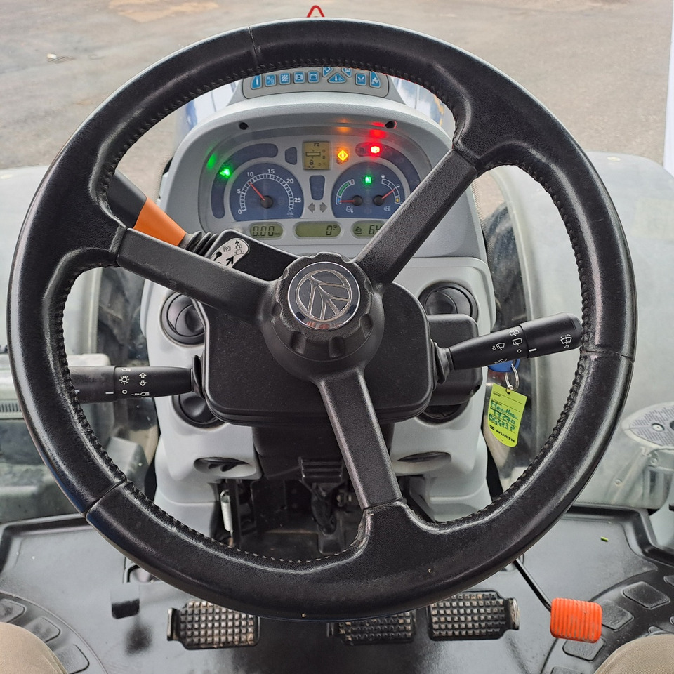 NEW HOLLAND T7.270 BLUEPOWER - Trator: foto 2 NEW HOLLAND T7.270 BLUEPOWER - Trator: foto 2